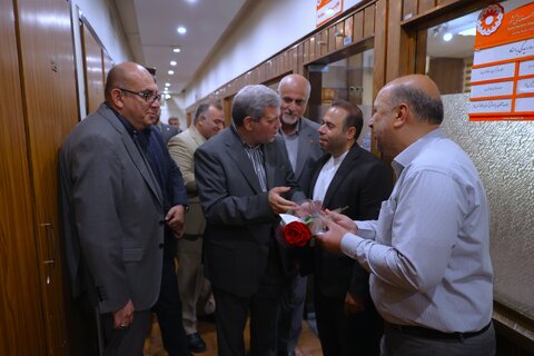 اهدای گل به کارکنان سازمان به مناسبت روز کارمند