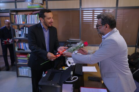 اهدای گل به کارکنان سازمان به مناسبت روز کارمند