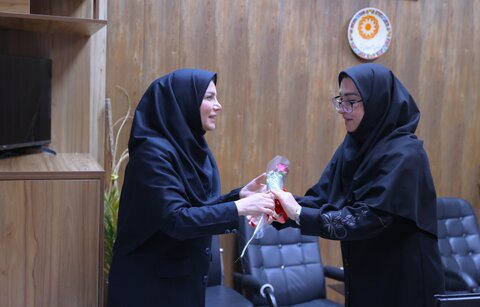 اهدای گل به کارکنان سازمان به مناسبت روز کارمند