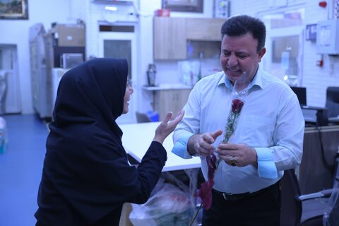 اهدای گل به کارکنان سازمان به مناسبت روز کارمند