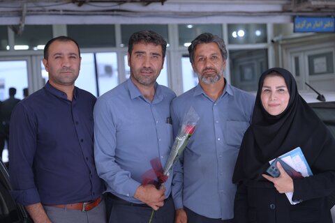 اهدای گل به کارکنان سازمان به مناسبت روز کارمند