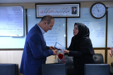 اهدای گل به کارکنان سازمان به مناسبت روز کارمند