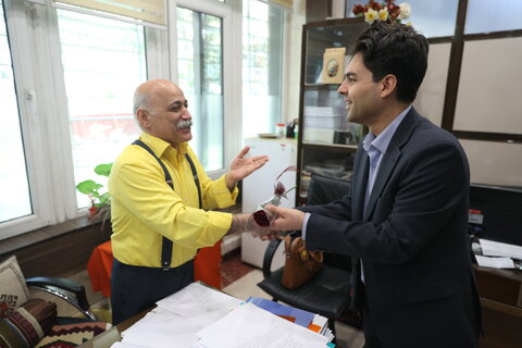 اهدای گل به کارکنان سازمان به مناسبت روز کارمند