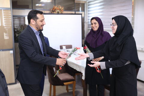 اهدای گل به کارکنان سازمان به مناسبت روز کارمند