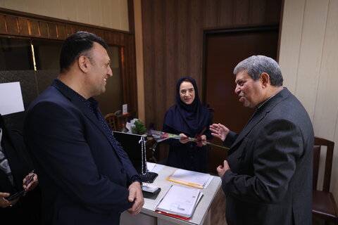 اهدای گل به کارکنان سازمان به مناسبت روز کارمند