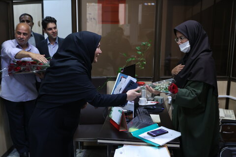 اهدای گل به کارکنان سازمان به مناسبت روز کارمند