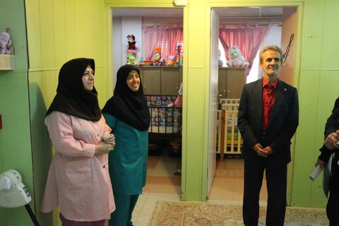 بازدید دکتر سیدحسن موسوی چلک، معاون سلامت اجتماعی سازمان بهزیستی کشور، به همراه حمیدرضا الوند مدیرکل دفتر مراقبت و توانمندسازی کودکان و نوجوانان از شیرخوارگاه عترت شهرستان همدان