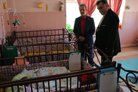 بازدید دکتر سیدحسن موسوی چلک، معاون سلامت اجتماعی سازمان بهزیستی کشور، به همراه حمیدرضا الوند مدیرکل دفتر مراقبت و توانمندسازی کودکان و نوجوانان از شیرخوارگاه عترت شهرستان همدان