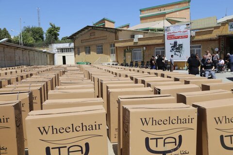 آیین اهدای ۳۵۰ دستگاه ویلچر به افراد دارای معلولیت در سنندج برگزار شد