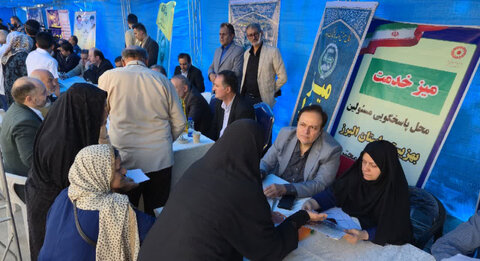 مناسبت گرامیداشت هفته دولت؛گزارش تصویری | برپایی میز خدمت بهزیستی البرز در مصلّی نمازجمعه کلانشهر کرج