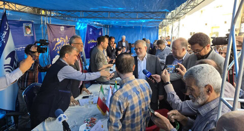 مناسبت گرامیداشت هفته دولت؛گزارش تصویری | برپایی میز خدمت بهزیستی البرز در مصلّی نمازجمعه کلانشهر کرج