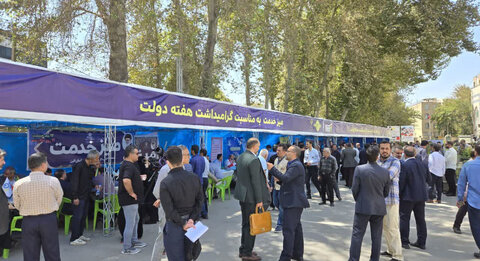 مناسبت گرامیداشت هفته دولت؛گزارش تصویری | برپایی میز خدمت بهزیستی البرز در مصلّی نمازجمعه کلانشهر کرج