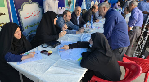 مناسبت گرامیداشت هفته دولت؛گزارش تصویری | برپایی میز خدمت بهزیستی البرز در مصلّی نمازجمعه کلانشهر کرج