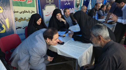 مناسبت گرامیداشت هفته دولت؛گزارش تصویری | برپایی میز خدمت بهزیستی البرز در مصلّی نمازجمعه کلانشهر کرج