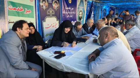 مناسبت گرامیداشت هفته دولت؛گزارش تصویری | برپایی میز خدمت بهزیستی البرز در مصلّی نمازجمعه کلانشهر کرج