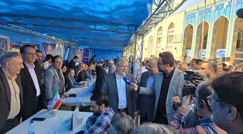 مناسبت گرامیداشت هفته دولت؛گزارش تصویری | برپایی میز خدمت بهزیستی البرز در مصلّی نمازجمعه کلانشهر کرج