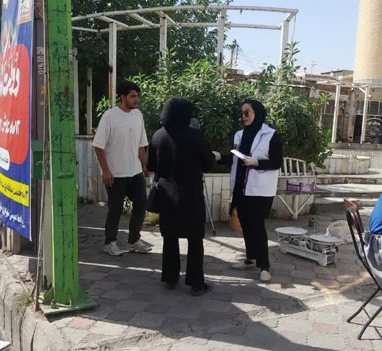 مشاوره و تبلیغات محیطی توسط کارشناسان اورژانس اجتماعی بهزیستی شاهین دژ