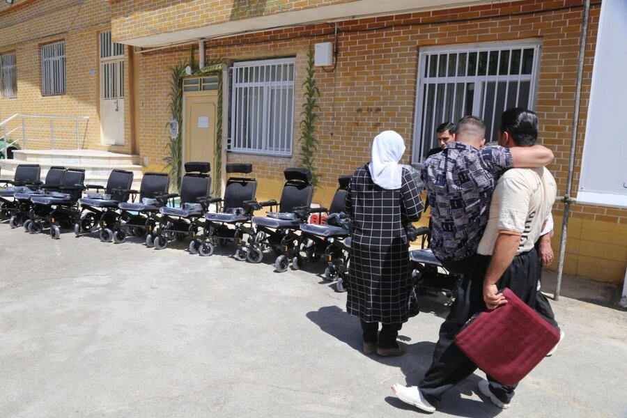 آیین اهدای ۳۵۰ دستگاه ویلچر به افراد دارای معلولیت در سنندج برگزار شد