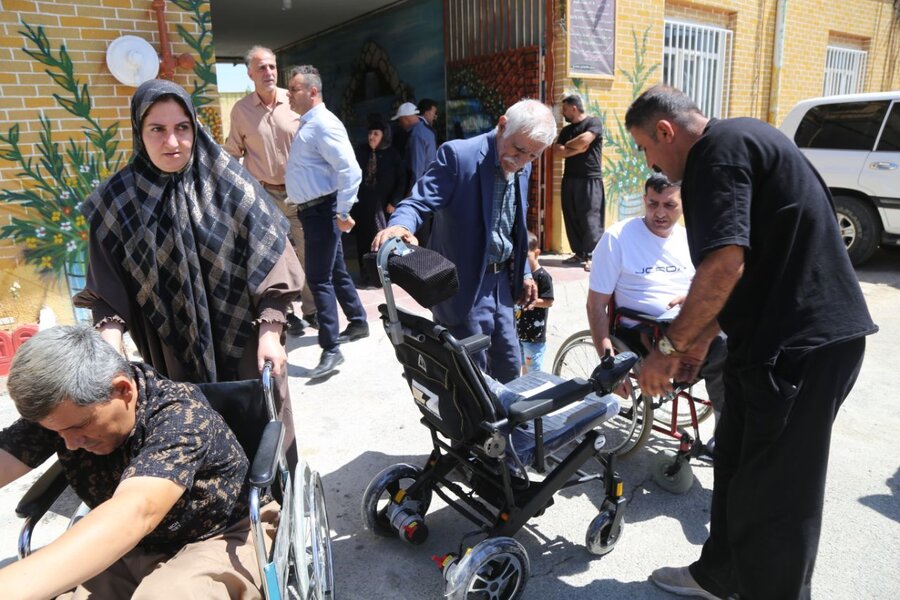 آیین اهدای ۳۵۰ دستگاه ویلچر به افراد دارای معلولیت در سنندج برگزار شد