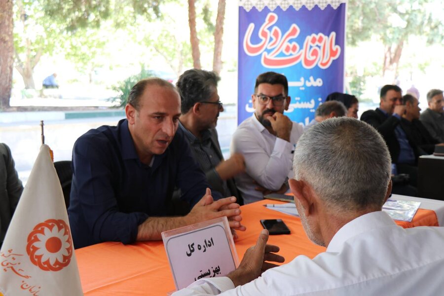 پاسخگویی بی‌واسطه مدیرکل و مسئولان بهزیستی آذربایجان‌غربی به مراجعین در مصلای امام خمینی (ره) همزمان با هفته دولت