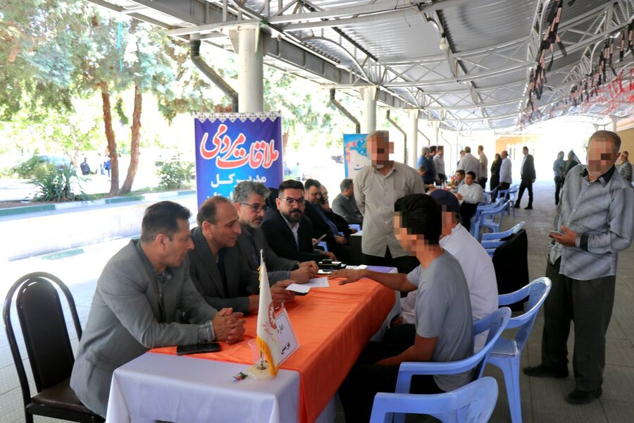 پاسخگویی بیواسطه مدیرکل و مسئولان بهزیستی آذربایجانغربی به مراجعین در مصلای امام خمینی (ره) همزمان با هفته دولت
