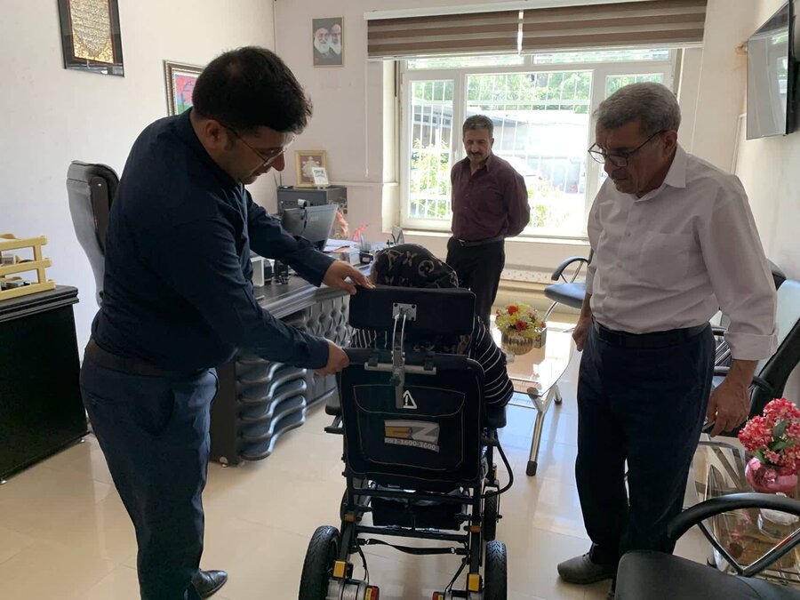 تحویل ویلچر برقی به مددجوی واجد شرایط بهزیستی مهاباد