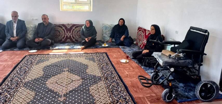 اهدای یک دستگاه ویلچر برقی به توانخواه تحت پوشش به مناسبت هفته دولت در پلدشت