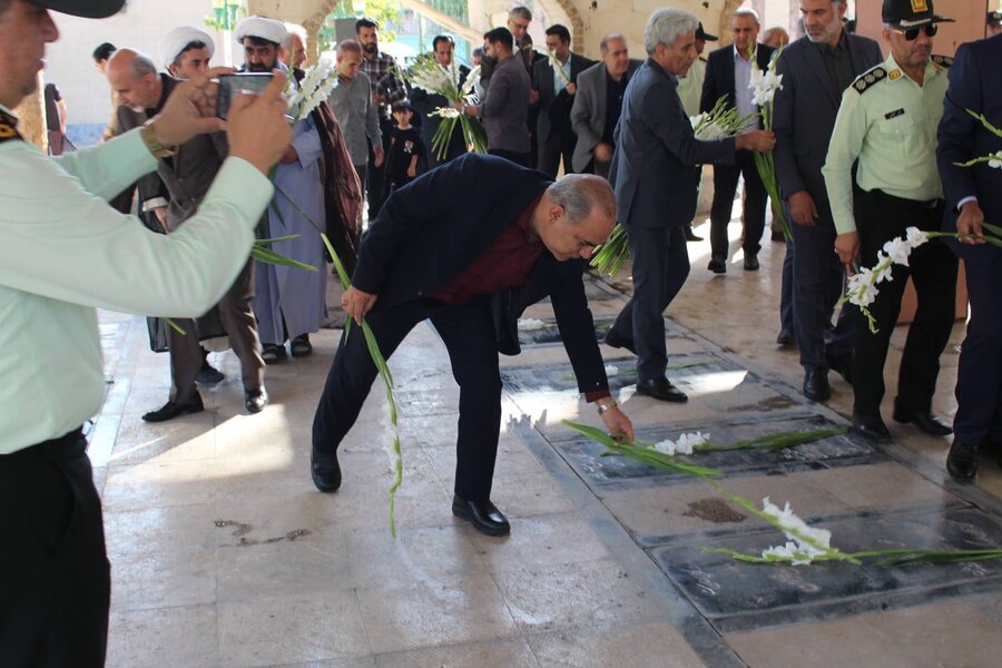 رباط کریم |‌ غبار روبی و گلباران مزار مطهر شهدا به مناسبت هفته دولت با حضور رئیس و همکاران بهزیستی