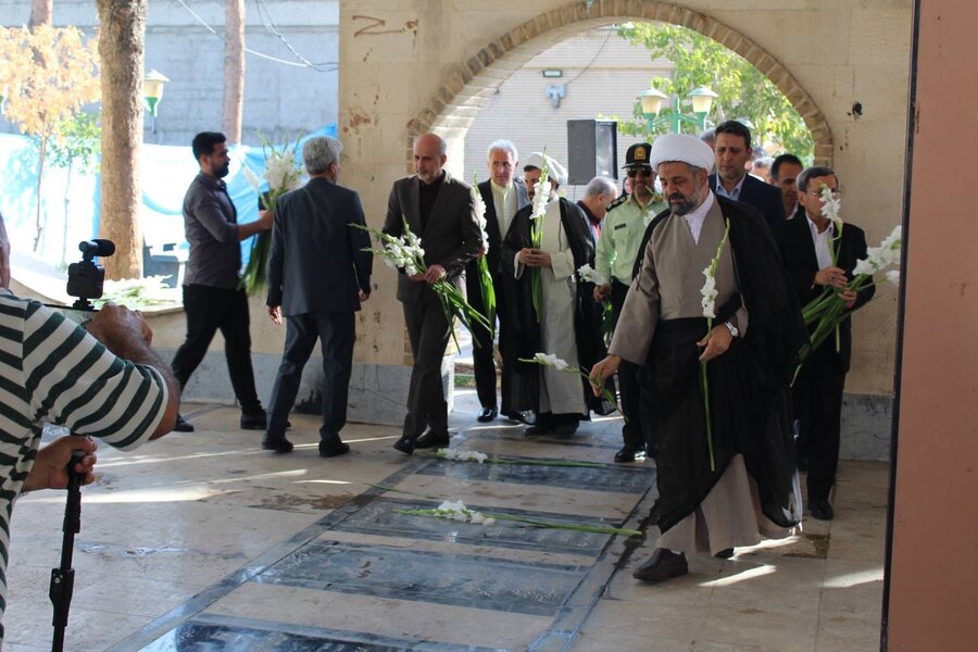 رباط کریم |‌ غبار روبی و گلباران مزار مطهر شهدا به مناسبت هفته دولت با حضور رئیس و همکاران بهزیستی