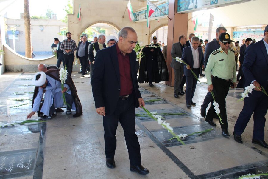 رباط کریم |‌ غبار روبی و گلباران مزار مطهر شهدا به مناسبت هفته دولت با حضور رئیس و همکاران بهزیستی