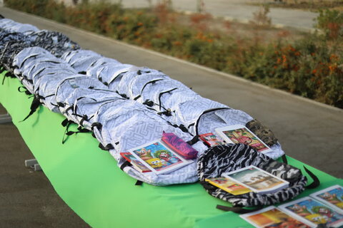 توزیع لوازم تحریر فرزندان بهبودیافتگان اعتیاد