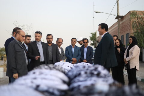 توزیع لوازم تحریر فرزندان بهبودیافتگان اعتیاد