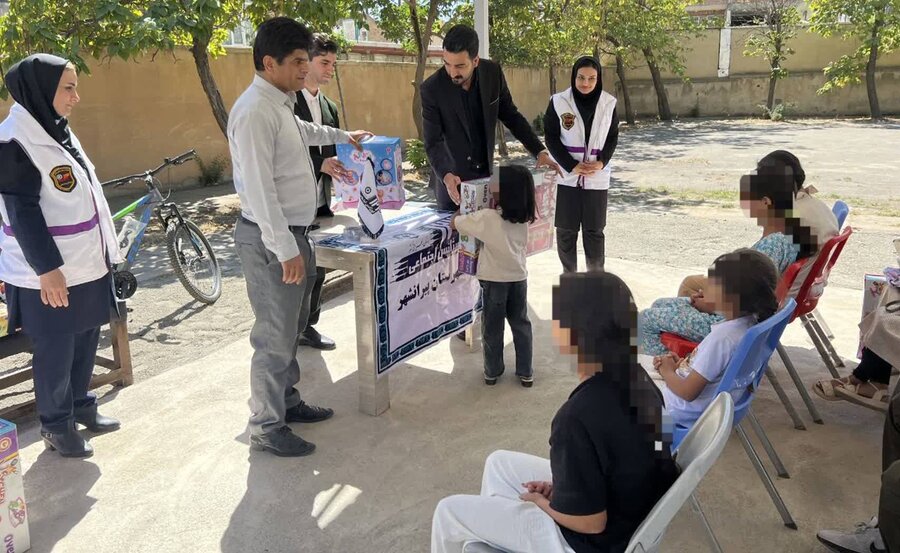 توزیع اقلام تحصیلی و اسباب‌بازی بین دانش‌آموزان تحت پوشش بهزیستی پیرانشهر