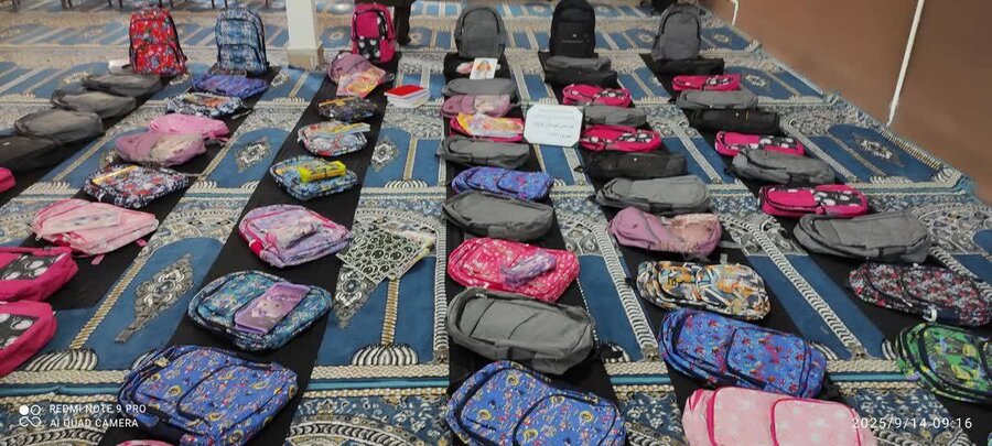 توزیع لوازم التحریر بین دانش آموزان نیازمند در شهرستان چایپاره