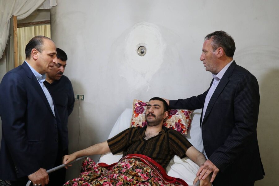 اهدای ویلچر برقی به توانخواه ضایعه نخاعی تحت پوشش بهزیستی میاندوآب توسط مدیرکل بهزیستی استان