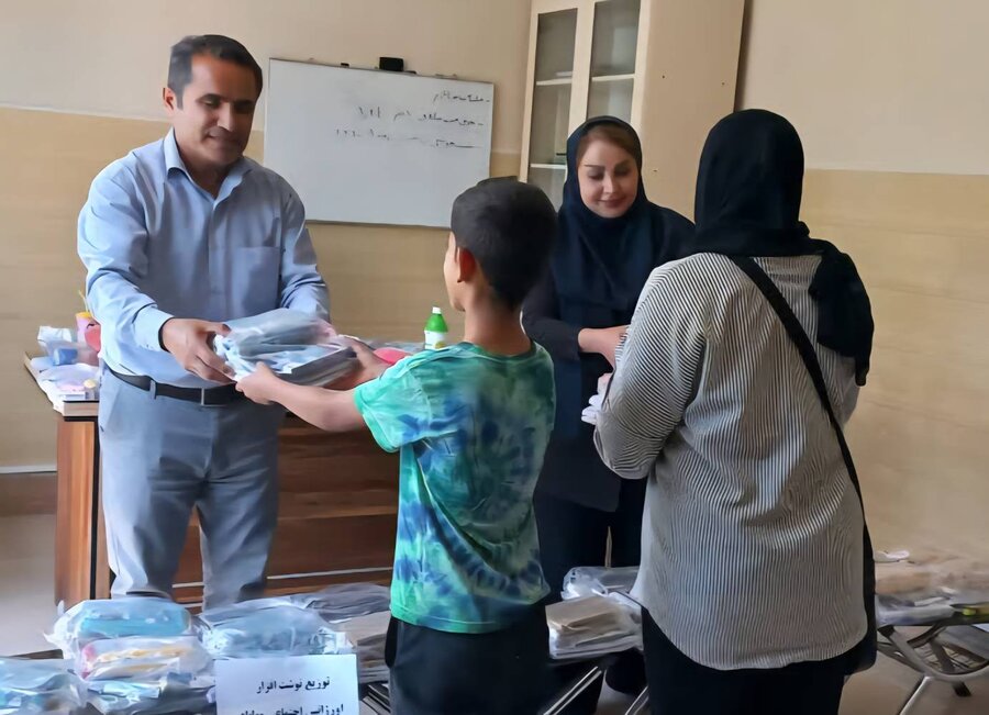 اهدای ۸۴ بسته نوشت‌افزار به دانش‌آموزان کم‌برخوردار مهاباد در قالب پویش ملی «همه حاضر»