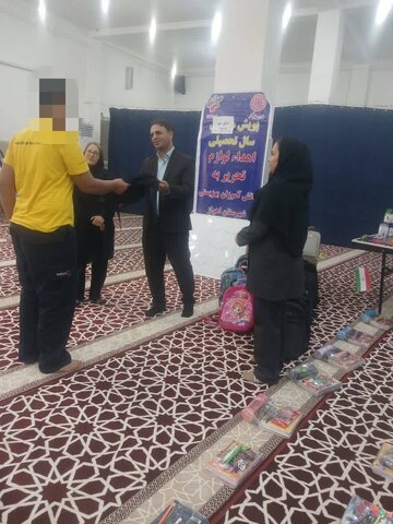 توزیع ۷۰۰ بسته تحصیلی میان دانش‌آموزان بهزیستی اهواز