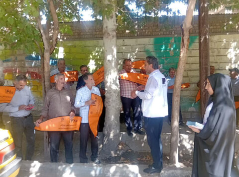 نظرآباد | اهداء آفتابگیر تبليغاتى خط ۱۴۸۰ و معرفى خط ١٢٣ به تاكسى هاى نظرآباد