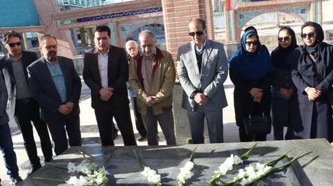 گزارش تصویری از غبارروبی مزار شهدا همکاران اداره کل بهزیستی خراسان شمالی در اولین روز گرامیداشت هفته دفاع مقدس