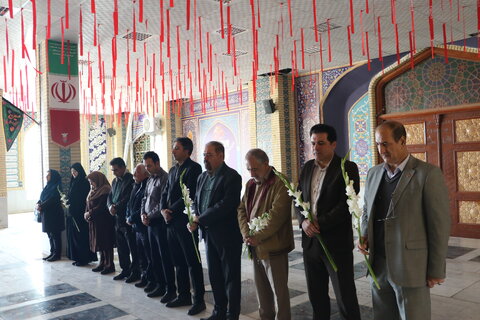 گزارش تصویری از غبارروبی مزار شهدا همکاران اداره کل بهزیستی خراسان شمالی در اولین روز گرامیداشت هفته دفاع مقدس