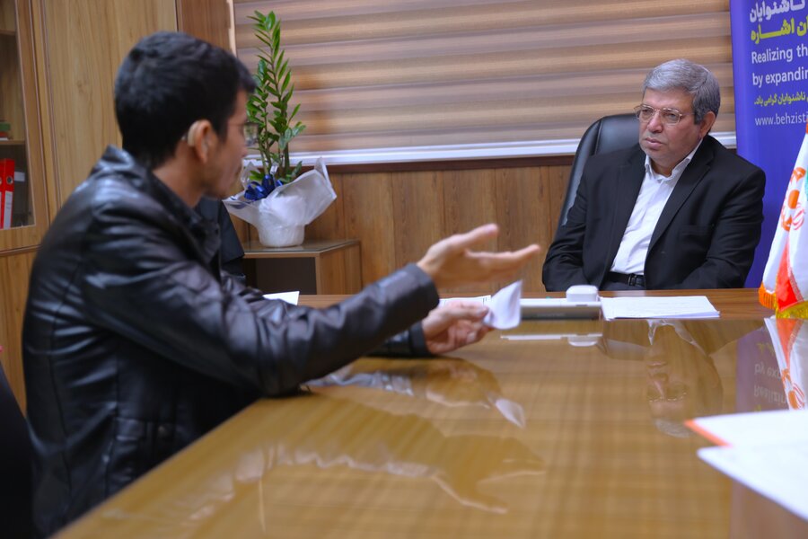 ملاقات مردمی رییس سازمان بهزیستی با ناشنوایان؛ درخواست کاشت حلزون برای کودک ۷ ساله و خواسته‌های دانشجوی ناشنوا