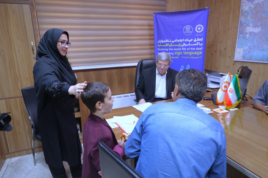 ملاقات مردمی رییس سازمان بهزیستی با ناشنوایان؛ درخواست کاشت حلزون برای کودک 7 ساله و خواستههای دانشجوی ناشنوا