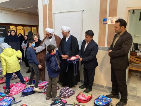 گزارش تصویری| توزیع لوازم التحریر بین دانش‌آموزان تحت پوشش بهزیستی اهر