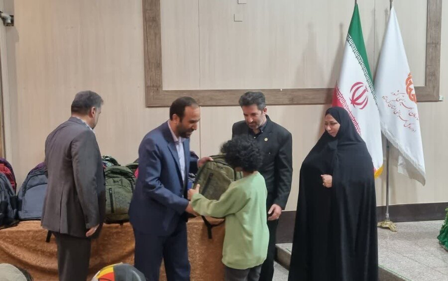 اهداء ۴۰۰۰ بسته نوشت‌افزار به دانش‌آموزان بهزیستیِ کرمانشاه
