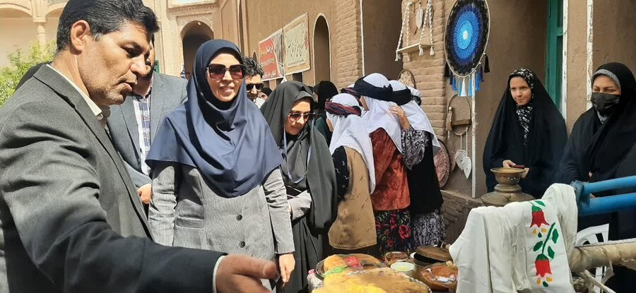 حضور مدیرکل امور بانوان استانداری در نمایشگاه توانمندی‌های معلولین رشتخوار