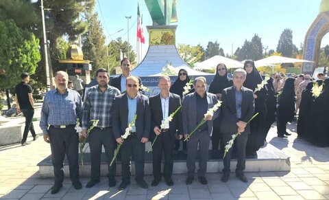 گزارش تصویری / برگزاری مراسم میهمانی لاله‌ها، عطرافشانی و گلباران مزار شهدا در ارومیه