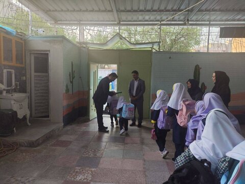 بدرقه کودکان بهزیستی اهواز به مدارس با حضور معاون دادستان