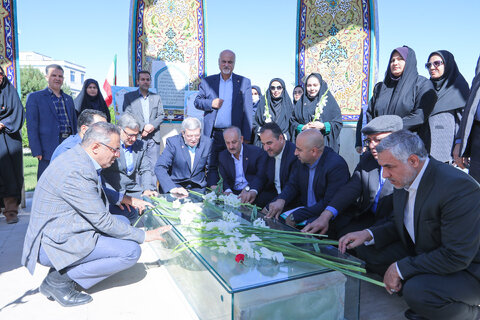 گزارش تصویری ا تجدید میثاق با شهدا در نخستین گام سفر رئیس سازمان بهزیستی به دیار مرکزی