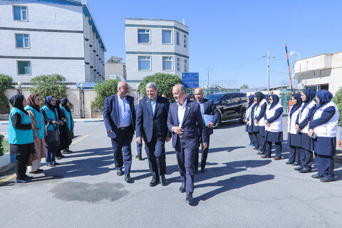 گزارش تصویری ا تجدید میثاق با شهدا در نخستین گام سفر رئیس سازمان بهزیستی به دیار مرکزی