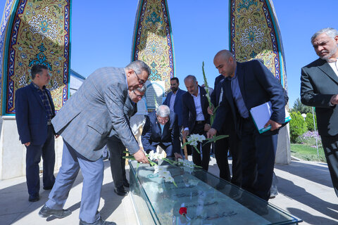 گزارش تصویری ا تجدید میثاق با شهدا در نخستین گام سفر رئیس سازمان بهزیستی به دیار مرکزی